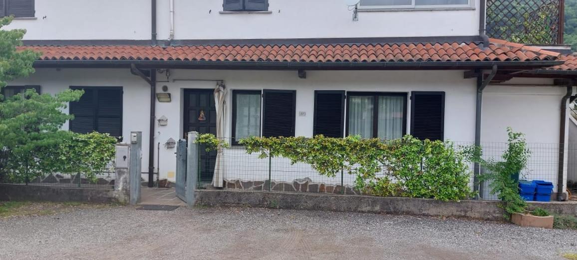 Hotel Il Canneto Porto Ceresio Habitación foto