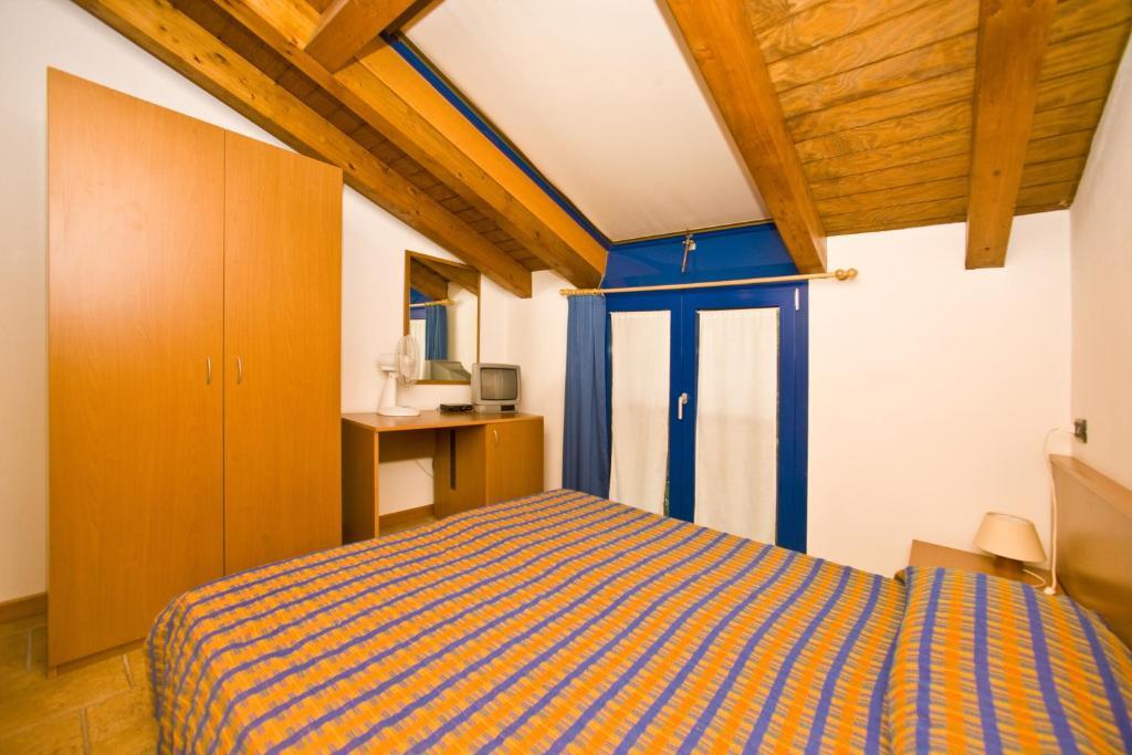 Hotel Il Canneto Porto Ceresio Habitación foto